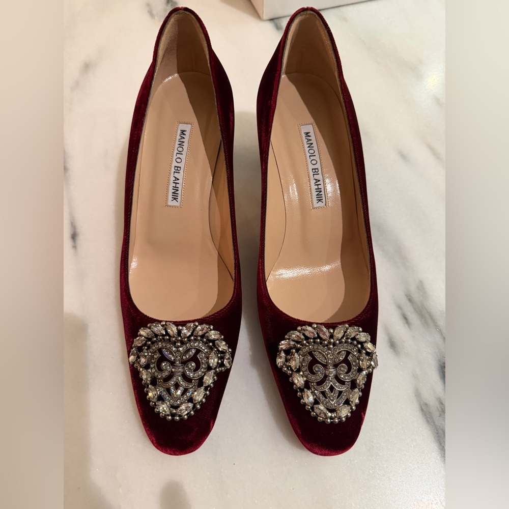 Manolo Blahnik okatto Burgundy Velvet pumps